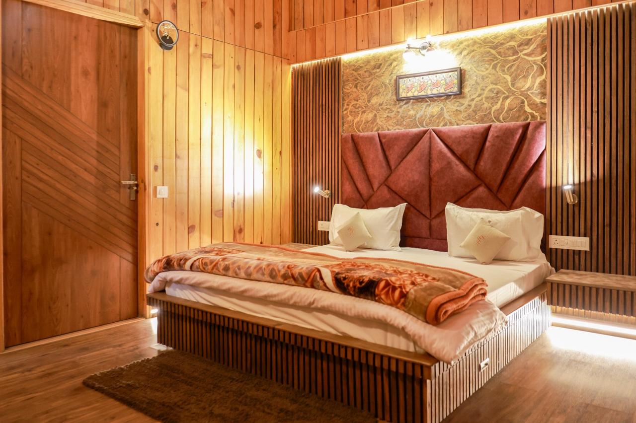 1 Bedroom, 1 Living Room